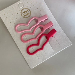Lot de trois barrettes coeur roses sur carte, design mat pour coiffure fille