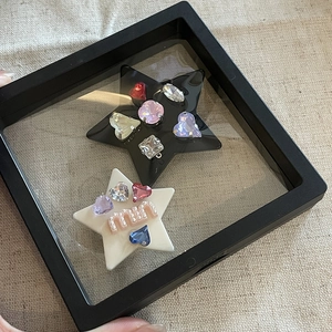 Set de clips para el pelo Y2K de metal con pedrería rosa y estrellas en caja negra