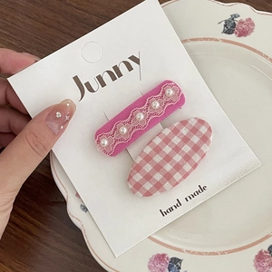 Détails de barrettes en tissu à fleurs roses avec dentelle et perles sur carte