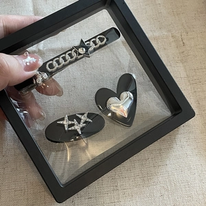 Set de pinzas para el pelo Y2K negras con cadenas metálicas y pedrería de corazón y estrella