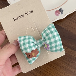 Barrette à cheveux nœud à carreaux verts avec broderie d'ours et de fleurs