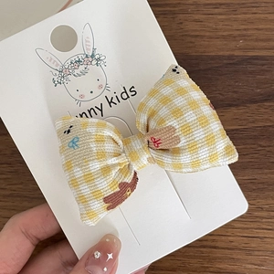 Barrette à nœud à carreaux jaunes avec broderie lapin pour filles sur bois