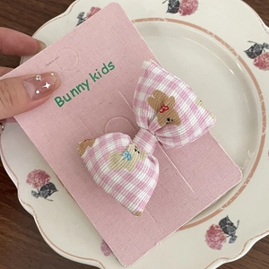 Détail de la pince à cheveux à nœud écossais rose avec motif ours sur carte Bunny Kids