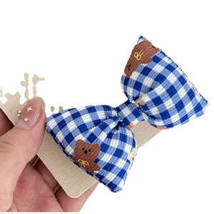 Barrette à nœud vichy bleu et blanc avec broderie ours mignon sur carte de support