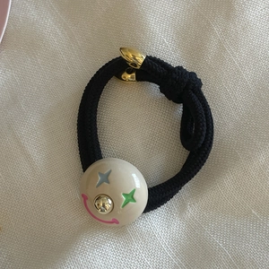 Élastique cheveux noir avec perle smiley mignonne et détails dorés pour queues de cheval