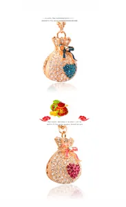 Détail du porte-clés sac de chance avec cristaux et motifs de cœur de couleur