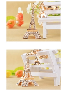 Vue détaillée du porte-clés Tour Eiffel doré orné de cristaux avec deux jolis pendentifs