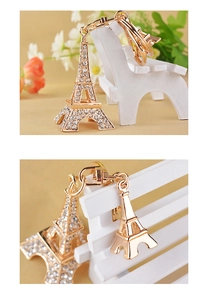 Gros plan du porte-clés Tour Eiffel doré avec strass brillants et fermoir mousqueton