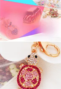 Dettaglio del portachiavi a tartaruga con strass colorati e finitura in oro lucido