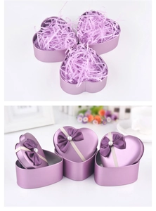 Violette herzförmige Blechdose mit dunkler Schleife und Perlenverzierung