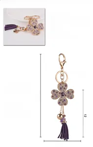 Détail du porte-clés trèfle en cristal violet avec dorure et pompon en soie