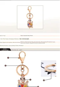 Dettaglio del portachiavi a tartaruga con strass colorati, smalto e chiusura a moschettone