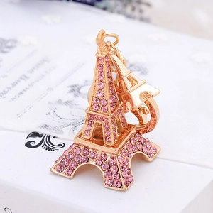 Porte-clés Tour Eiffel doré avec strass roses sur un coffret cadeau élégant