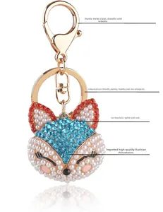 Détail du porte-clés renard avec perles et cristaux sur un grand fermoir mousqueton
