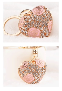 Dettaglio portachiavi a cuore dorato con rose in smalto rosa e strass scintillanti