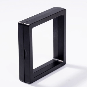 Detaillierte Seitenansicht der 3D-Schwebebox mit PUSH-Knopf und klarer PE-Folie