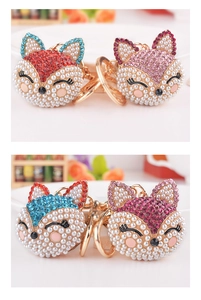 Vue détaillée de porte-clés renard pour voiture avec perles et strass colorés brillants