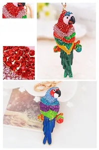 Détails du porte-clés perroquet coloré avec strass brillants et finition en métal doré