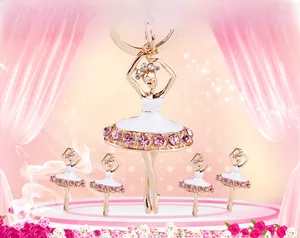 Détail de porte-clés ballerine avec cristaux roses et finition en émail blanc poli