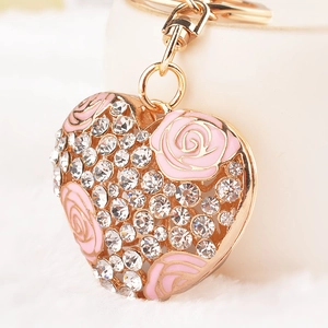 Portachiavi a cuore dorato con rosa in smalto rosa e strass luccicanti brillanti
