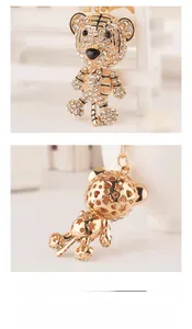 Détails de l'attache tigre avec strass brillants et design d'étoile découpée au dos
