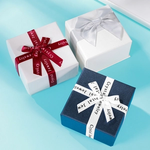 Exquisite quadratische Schmuckgeschenkboxen mit Satinbändern für Ringe und Ohrringe