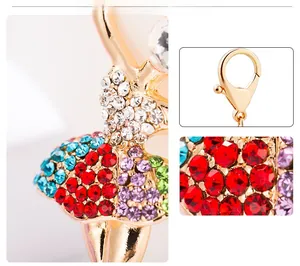 Détail d'un porte-clés ballerine avec cristaux colorés et fermoir mousqueton doré