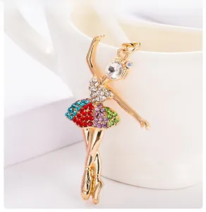 Vue détaillée d'un pendentif danseuse de ballet doré orné de strass multicolores