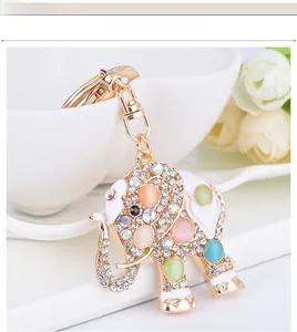 Détail d'un porte-clés éléphant doré avec des strass brillants et des pierres colorées