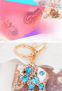 Détail d'un porte-clés éléphant avec strass bleus et émail blanc sur métal doré
