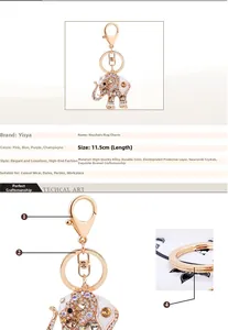 Détail du porte-clés éléphant doré avec de l'émail blanc et des strass étincelants