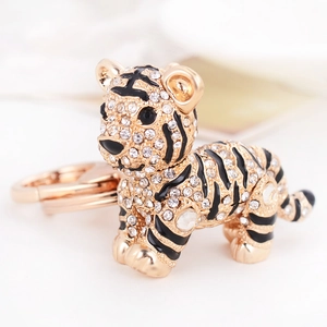 Porte-clés tigre en strass de cristal avec plaquage doré et détails en émail noir brillant