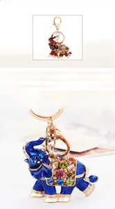 Détails des strass colorés et de l'émail sur le porte-clés éléphant en alliage