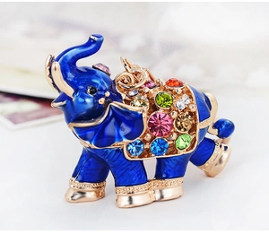 Détail du porte-clés éléphant en émail bleu avec strass colorés et finition dorée