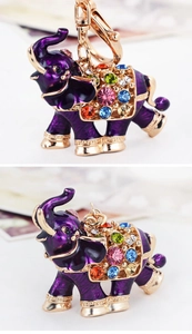 Gros plan d'un porte-clés éléphant en émail violet orné de strass colorés et fermoir doré