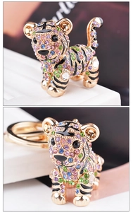 Gros plan détaillé du porte-clés tigre avec strass colorés et plaquage en or