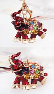 Vue détaillée d'un porte-clés éléphant avec émail rouge et strass multicolores
