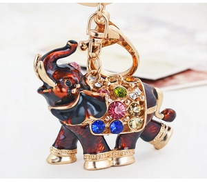 Gros plan du porte-clés éléphant avec strass colorés et finition dorée brillante