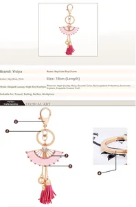 Vue détaillée du porte-clés éventail en émail rose avec des pompons et des strass