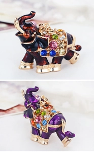 Détail du porte-clés éléphant en émail coloré serti de strass multicolores brillants