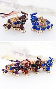 Détail d'un porte-clés éléphant en émail coloré avec des strass et une finition vintage