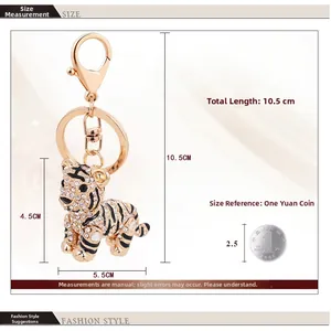Dimensions détaillées du porte-clés tigre en cristal avec une pièce de référence