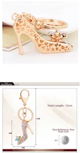 Détails du porte-clés escarpin avec des dimensions de 12 cm de longueur totale