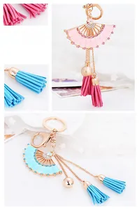 Détail d'un porte-clés en éventail avec émail, strass et glands en daim de haute qualité