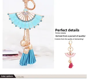 Détails du porte-clés en forme d'éventail avec finition émail et strass colorés brillants