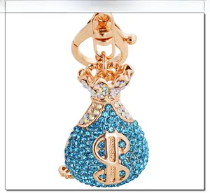 Makro-Detail des Geldbeutel-Schlüsselanhängers mit blauen Strasssteinen und Dollar-Symbol