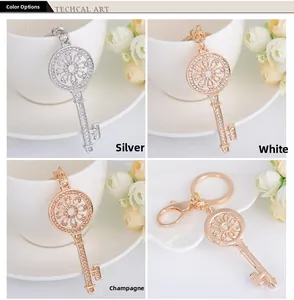 Vue détaillée de porte-clés incrustés de strass avec un design floral évidé