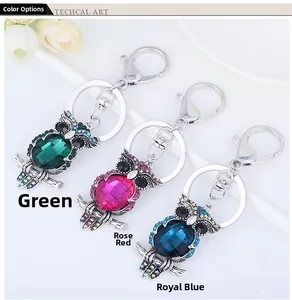Vue détaillée des porte-clés chouette avec cristaux colorés en vert, rose et bleu foncé