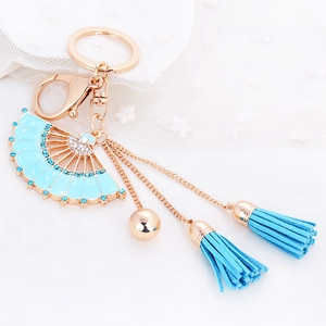 Porte-clés éventail élégant en or rose avec émail bleu, strass et glands en suédine