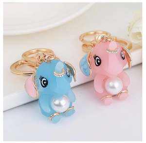 Détail de porte-clés éléphants rose et bleu avec perle d'imitation et cristaux